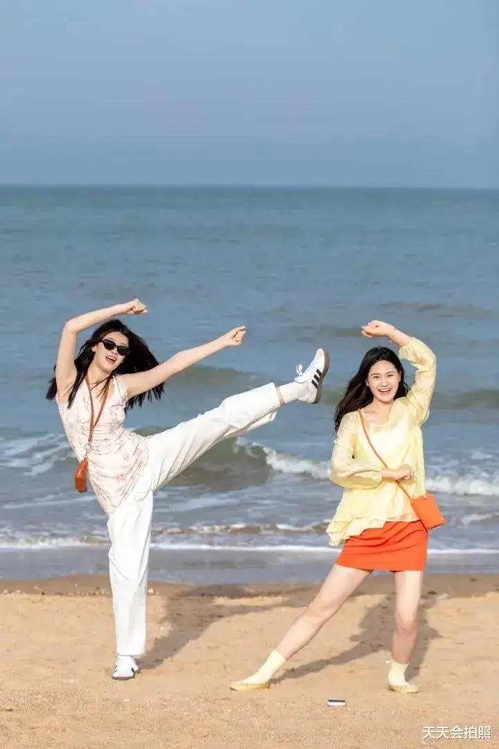 闺蜜海边合影技巧_100种姿势摆拍双人_海边闺蜜拍照姿势